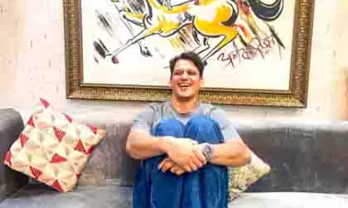 Vijay Verma: अपने लिविंग रूम में बॉलीवुड की प्रतिष्ठित पेंटिंग लगवाई Vijay Verma: अपने लिविंग रूम में बॉलीवुड की प्रतिष्ठित पेंटिंग लगवाई