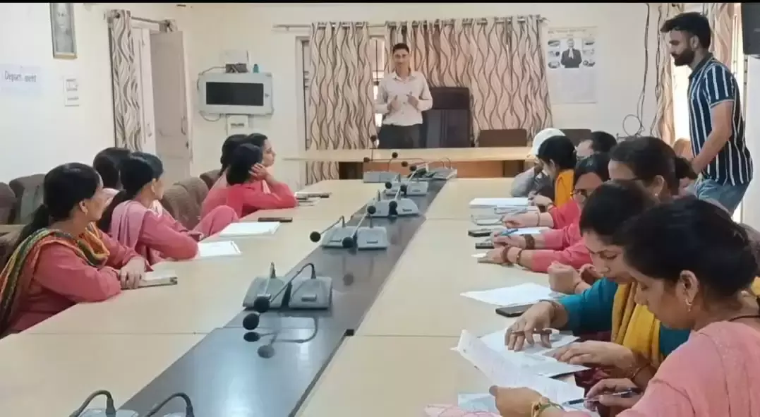Hamirpur: कर्मचारियों को संकट प्रबंधन का प्रशिक्षण