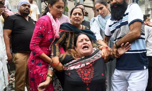 Chowda Bazar में दुकानदारों और विक्रेताओं के बीच झड़प के बाद तनाव बढ़ा Chowda Bazar में दुकानदारों और विक्रेताओं के बीच झड़प के बाद तनाव बढ़ा