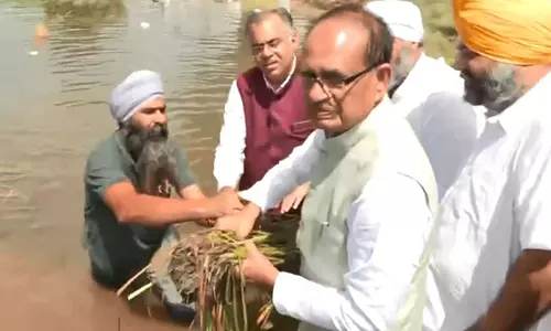 केंद्रीय मंत्री शिवराज सिंह चौहान ने Amritsar में बाढ़ प्रभावित इलाकों का किया दौरा केंद्रीय मंत्री शिवराज सिंह चौहान ने Amritsar में बाढ़ प्रभावित इलाकों का किया दौरा