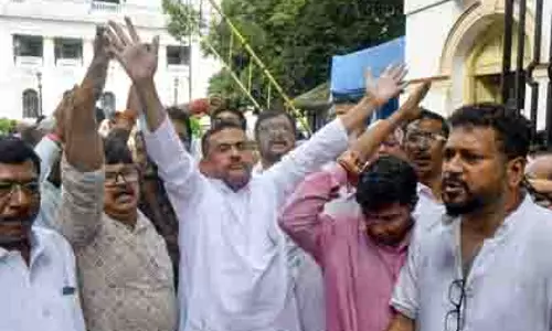 Bengal: विधानसभा में हंगामा, 2 घंटे में 5 विपक्षी विधायक निलंबित Bengal: विधानसभा में हंगामा, 2 घंटे में 5 विपक्षी विधायक निलंबित
