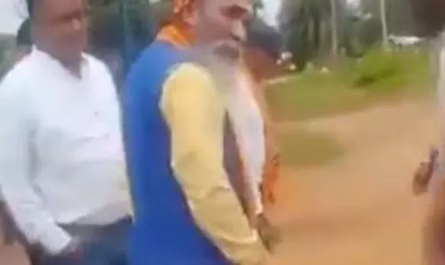 फिर बिफरे सांसद भोजराज नाग, इस बार ठेकेदार को फटकारा