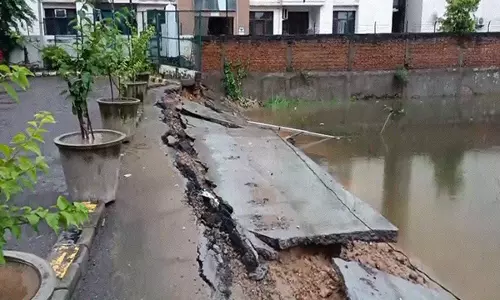 Mohali के जीरकपुर इलाके में एक आवासीय सोसायटी की दीवार गिरी