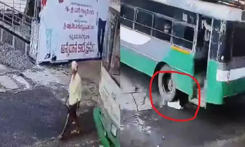 APSRTC बस ने बुजुर्ग को कुचला, एनटीआर जिले में दर्दनाक हादसा APSRTC बस ने बुजुर्ग को कुचला, एनटीआर जिले में दर्दनाक हादसा