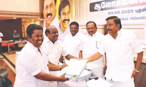 नेहरू ने डेल्टा में DMK कार्यकर्ताओं से कहा, काम करो या छोड़ दो नेहरू ने डेल्टा में DMK कार्यकर्ताओं से कहा, काम करो या छोड़ दो