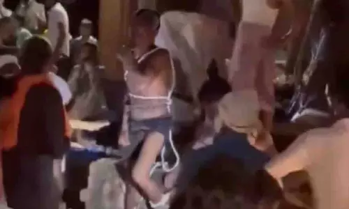 Kanpur: चोरी के शक में ग्रामीणों ने युवक को खंभे से बांधकर पीटा Kanpur: चोरी के शक में ग्रामीणों ने युवक को खंभे से बांधकर पीटा
