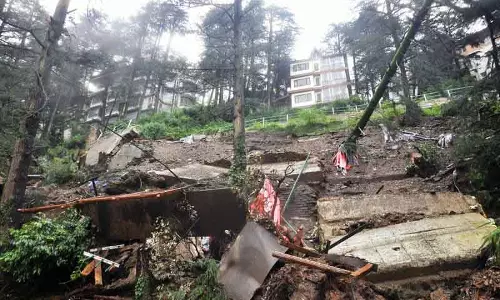 Shimla के पॉश इलाके में भूस्खलन से घरों की सुरक्षा को खतरा Shimla के पॉश इलाके में भूस्खलन से घरों की सुरक्षा को खतरा