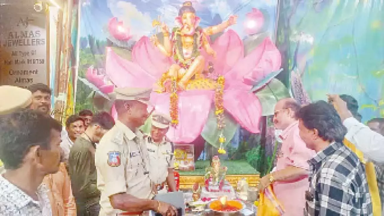 हैदराबाद DFO ने गणेश पंडाल आयोजकों से अग्नि सुरक्षा मानदंडों का पालन करने का आग्रह किया