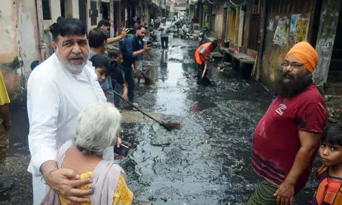 Ludhiana: सफाई अभियान जारी, कीचड़ के बीच परिवार मौन होकर शोक मना रहे Ludhiana: सफाई अभियान जारी, कीचड़ के बीच परिवार मौन होकर शोक मना रहे