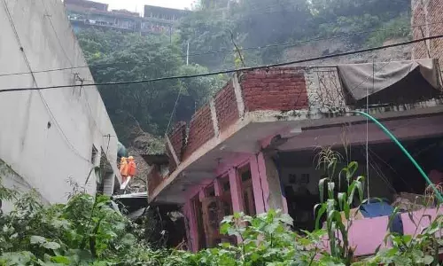 Kullu के अखाड़ा बाजार में भूस्खलन से एक व्यक्ति की मौत, पांच लापता