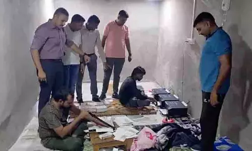 Gujarat: 40 लाख के नकली नोट बरामद, गिरोह का सरगना फरार Gujarat: 40 लाख के नकली नोट बरामद, गिरोह का सरगना फरार