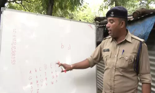 मध्य प्रदेश के एक कांस्टेबल ने Indore में झुग्गी-झोपड़ियों के बच्चों के लिए पाठशाला चलाई