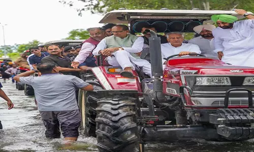 बाढ़ से फसलें बर्बाद, केंद्रीय मंत्री शिवराज सिंह चौहान ने किया प्रभावित इलाकों का दौरा बाढ़ से फसलें बर्बाद, केंद्रीय मंत्री शिवराज सिंह चौहान ने किया प्रभावित इलाकों का दौरा