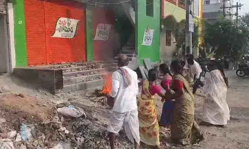 यूरिया विरोध प्रदर्शन हिंसक हुआ, Mehboobabad में किसानों ने किया पथराव