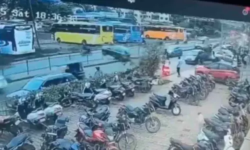 नई कार अनियंत्रित, Pune-Nashik हाईवे पर भोसरी में अफरा-तफरी