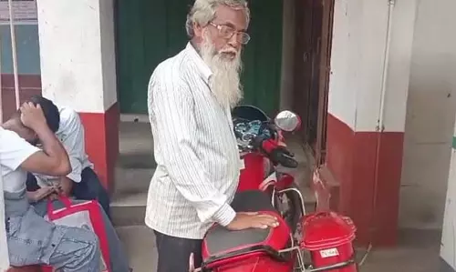 एक घातक घटना घटी जब वृद्ध व्यक्ति ने अपनी साइकिल रोकी और उतर गया
