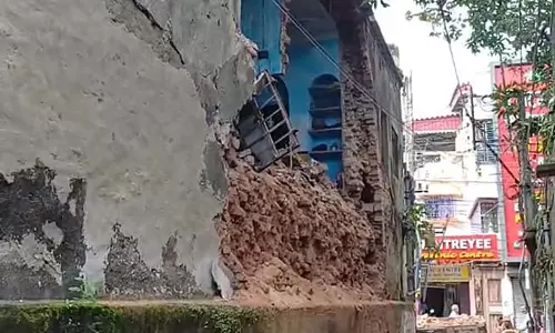 Chunchura में पुराना मकान गिरने से दहशत Chunchura में पुराना मकान गिरने से दहशत