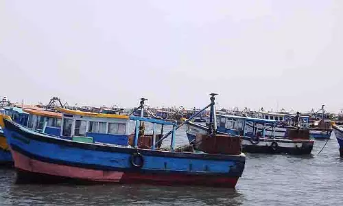 Assam: मछुआरे धारा के खिलाफ जूझते हुए संकट में फंसे