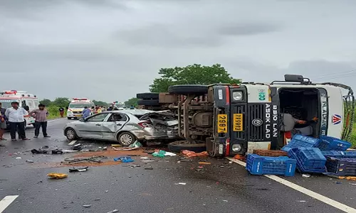 कार ने खड़ी लॉरी को मारी टक्कर, तीन लोगों की मौत