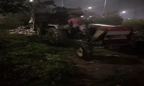 रोड किनारे कूड़ा डालने पर दो ट्रैक्टर-ट्रॉली जब्त, एक लाख का जुर्माना