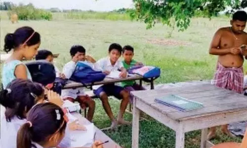 स्कूल भवन नहीं है, पढ़ाई खुले आसमान के नीचे होती है