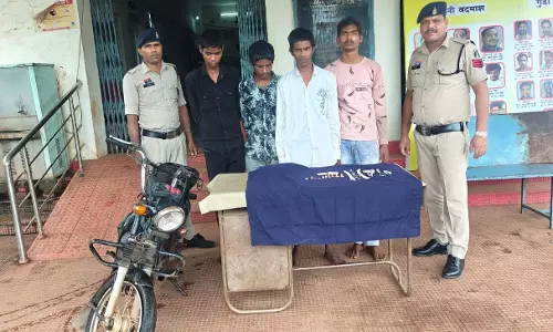 ज्वेलरी दुकान चोरी का 15 दिन में खुलासा, चार आरोपी गिरफ्तार ज्वेलरी दुकान चोरी का 15 दिन में खुलासा, चार आरोपी गिरफ्तार