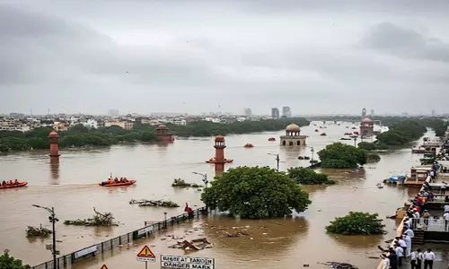 बाढ़ का कहर: यमुना का जलस्तर खतरे के निशान से ऊपर, इलाके जलमग्न