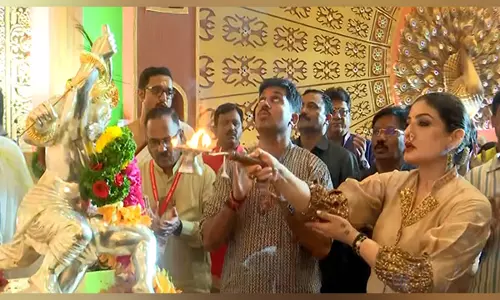रवीना टंडन ने Pune में श्रीमंत भाऊसाहेब रंगारी गणपति मंडल में की पूजा रवीना टंडन ने Pune में श्रीमंत भाऊसाहेब रंगारी गणपति मंडल में की पूजा