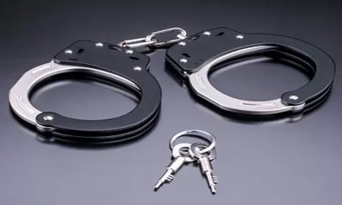 वसूली रैकेट का पर्दाफाश, महिला पुलिस अधिकारी सहित तीन गिरफ्तार वसूली रैकेट का पर्दाफाश, महिला पुलिस अधिकारी सहित तीन गिरफ्तार