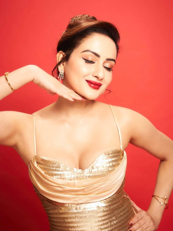 ज़ारा यसमिन ने फ्लॉन्ट किया फिगर