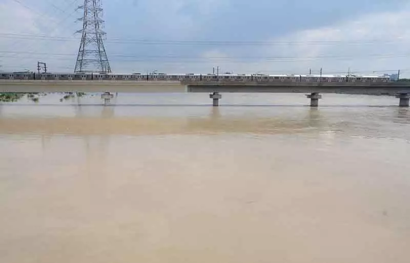 राजधानी में यमुना का जलस्तर दूसरे दिन भी 207 मीटर के स्तर से ऊपर राजधानी में यमुना का जलस्तर दूसरे दिन भी 207 मीटर के स्तर से ऊपर
