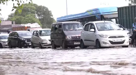 दिल्ली में यमुना नदी का जलस्तर खतरे के निशान से ऊपर, निगम बोध घाट हुआ बंद दिल्ली में यमुना नदी का जलस्तर खतरे के निशान से ऊपर, निगम बोध घाट हुआ बंद