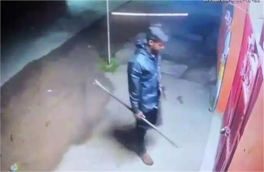 Shahdol: काली मंदिर में चोरी की वारदात: चोरों ने ताला तोड़कर दान पेटी चुरा ली Shahdol: काली मंदिर में चोरी की वारदात: चोरों ने ताला तोड़कर दान पेटी चुरा ली