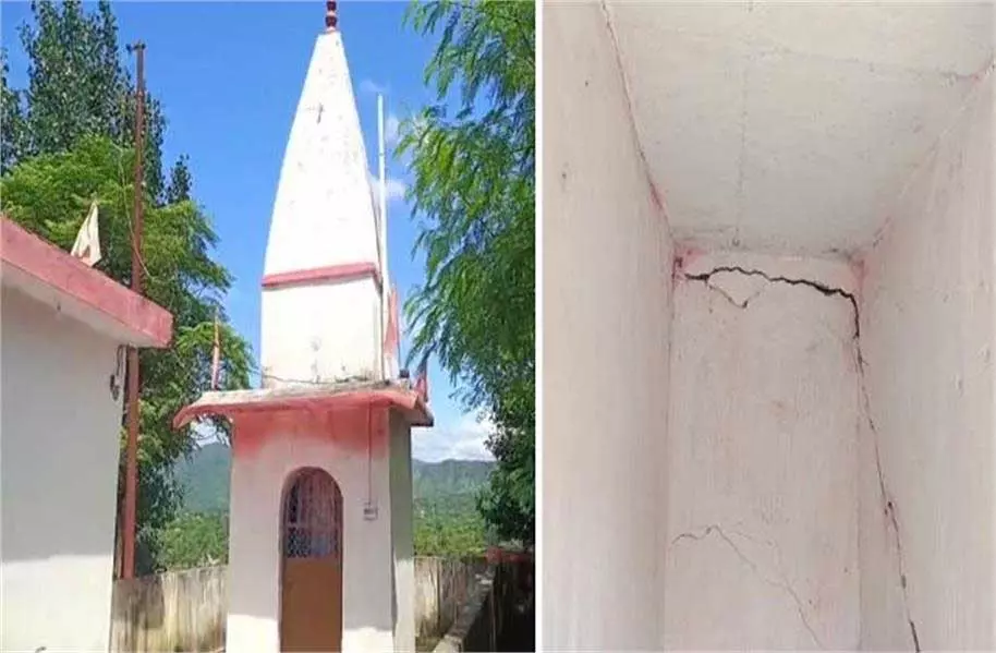 Jammu Kashmir : मंदिर और मकान गिरने की कगार पर! बड़े हादसे के इंतजार में प्रशासन Jammu Kashmir : मंदिर और मकान गिरने की कगार पर! बड़े हादसे के इंतजार में प्रशासन