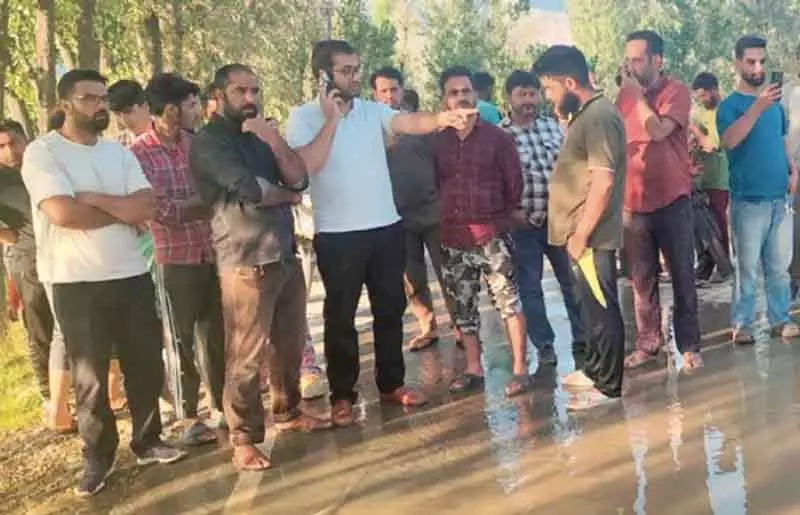 पीडीपी नेता जुहैब मीर ने श्रीनगर के बाढ़ प्रभावित इलाकों का दौरा किया पीडीपी नेता जुहैब मीर ने श्रीनगर के बाढ़ प्रभावित इलाकों का दौरा किया
