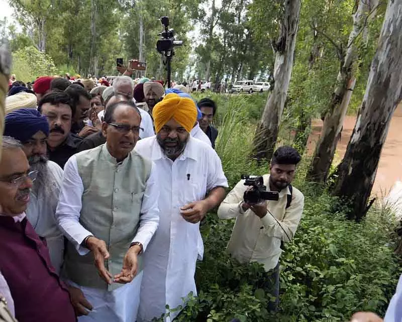 Ravi में अवैध रेत खनन से धुस्सी बांध कमजोर हुए, ग्रामीणों ने केंद्रीय मंत्री चौहान को बताया Ravi में अवैध रेत खनन से धुस्सी बांध कमजोर हुए, ग्रामीणों ने केंद्रीय मंत्री चौहान को बताया