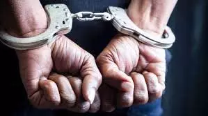 Bihar: घर से हेरोइन बेचने के आरोप में 3 तस्कर गिरफ्तार Bihar: घर से हेरोइन बेचने के आरोप में 3 तस्कर गिरफ्तार