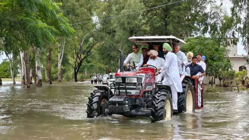 केंद्रीय कृषि मंत्री ने Punjab के तबाह खेतों का दौरा किया, केंद्र से मदद का वादा किया केंद्रीय कृषि मंत्री ने Punjab के तबाह खेतों का दौरा किया, केंद्र से मदद का वादा किया