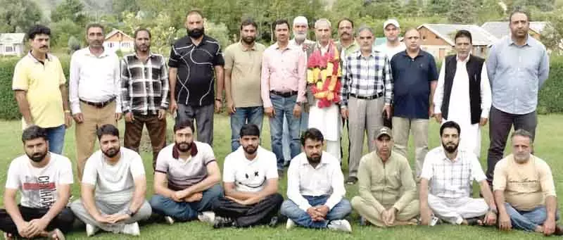Kokernag मत्स्य विभाग ने गुलाम मोहम्मद भगत को विदाई दी Kokernag मत्स्य विभाग ने गुलाम मोहम्मद भगत को विदाई दी