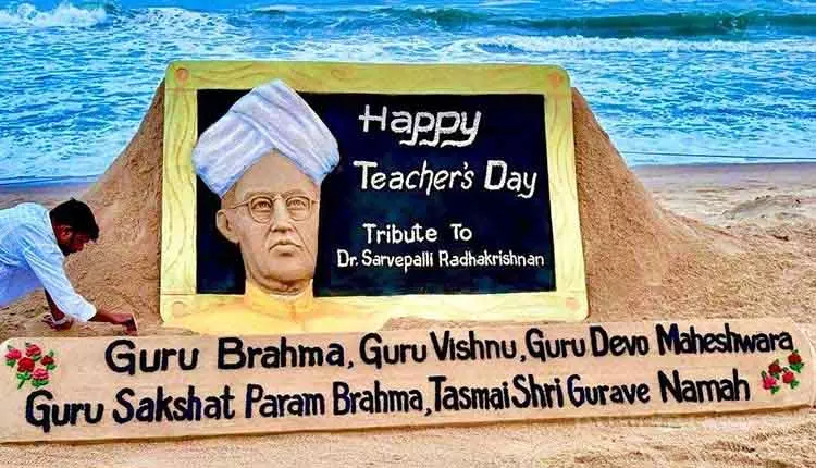 रेत कलाकार सुदर्शन पटनायक ने शिक्षक दिवस पर Dr Radhakrishnan को श्रद्धांजलि दी रेत कलाकार सुदर्शन पटनायक ने शिक्षक दिवस पर Dr Radhakrishnan को श्रद्धांजलि दी