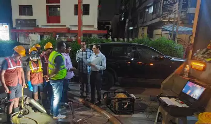 GHMC ने तूफानी नालों की सफाई और बाढ़ को कम करने के लिए रोबोटिक मशीनों का परीक्षण किया GHMC ने तूफानी नालों की सफाई और बाढ़ को कम करने के लिए रोबोटिक मशीनों का परीक्षण किया