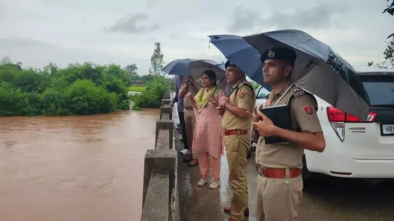 कैथल के अधिकारी हाई अलर्ट पर, तीन डेरों से लोगों को गांव में स्थानांतरित किया गया कैथल के अधिकारी हाई अलर्ट पर, तीन डेरों से लोगों को गांव में स्थानांतरित किया गया