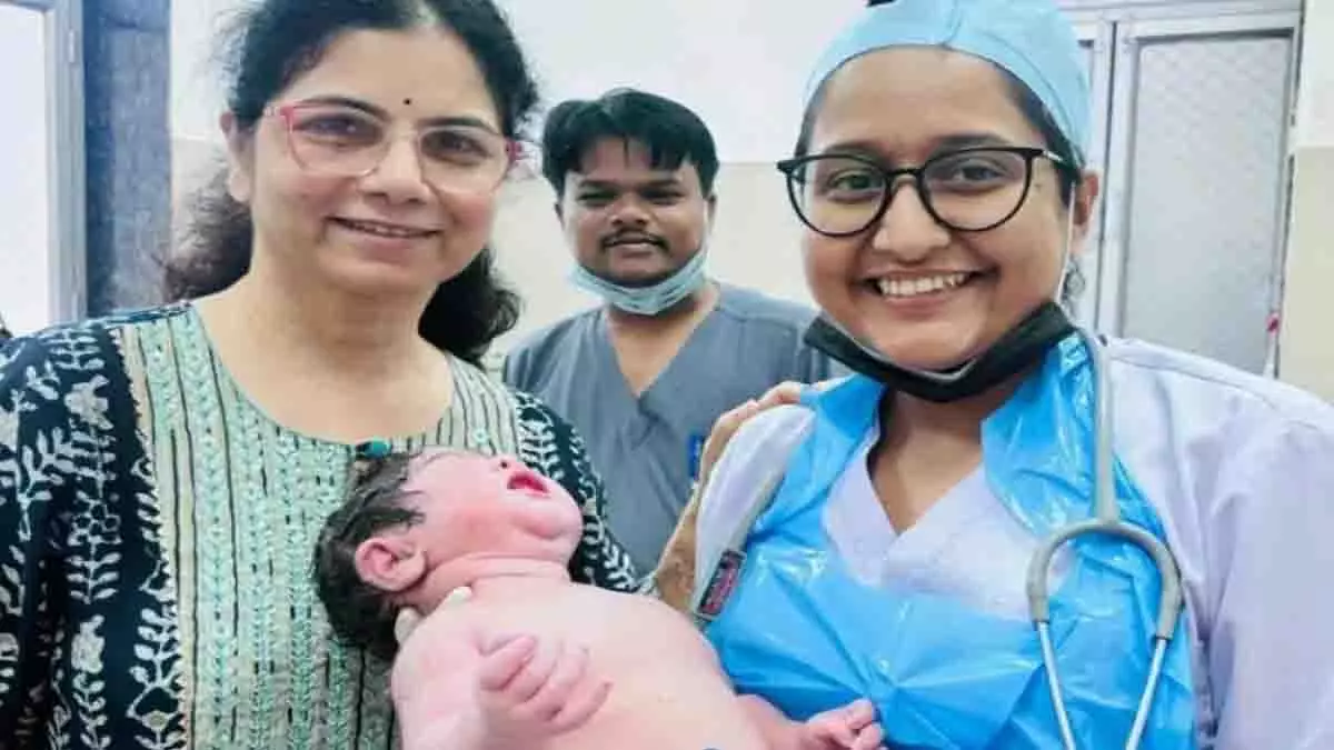 Jabalpur: महिला ने दिया 5.2 किलो के बच्चे को जन्म Jabalpur: महिला ने दिया 5.2 किलो के बच्चे को जन्म