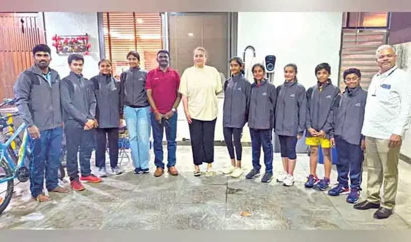 डबल्स शटलर Jwala Gutta ने तेलंगाना तलवारबाजी टीम के सदस्यों को किट वितरित की डबल्स शटलर Jwala Gutta ने तेलंगाना तलवारबाजी टीम के सदस्यों को किट वितरित की
