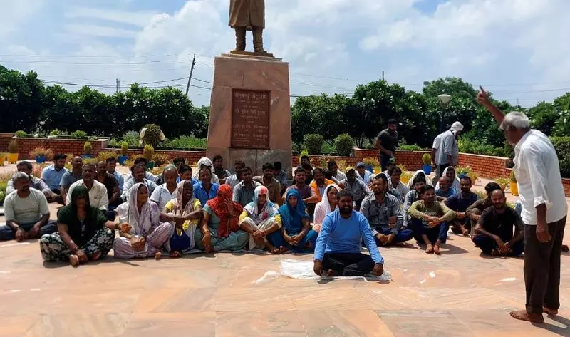 Sonipat विश्वविद्यालय में छात्रावास गार्ड भूख हड़ताल पर Sonipat विश्वविद्यालय में छात्रावास गार्ड भूख हड़ताल पर