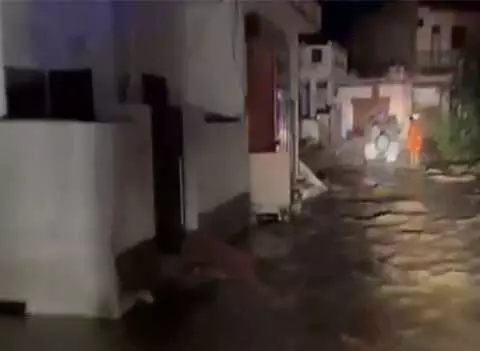 Ajmer में बोराज बांध टूटा, सड़कों पर पानी भरा, लोगों को बचाया गया Ajmer में बोराज बांध टूटा, सड़कों पर पानी भरा, लोगों को बचाया गया