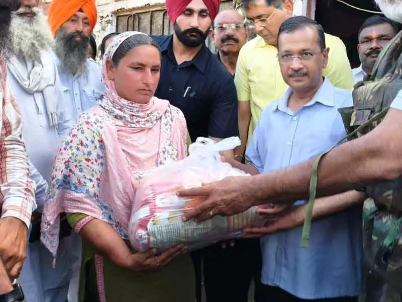 Kejriwal ने मांड क्षेत्र का दौरा किया, किसानों को मदद का आश्वासन दिया Kejriwal ने मांड क्षेत्र का दौरा किया, किसानों को मदद का आश्वासन दिया