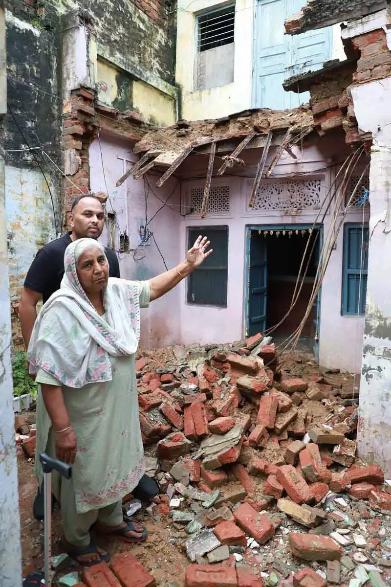 Jalandhar में 300 से अधिक घर क्षतिग्रस्त Jalandhar में 300 से अधिक घर क्षतिग्रस्त