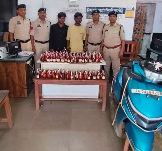 रायपुर में जुपीटर से शराब परिवहन, दो युवक गिरफ्तार रायपुर में जुपीटर से शराब परिवहन, दो युवक गिरफ्तार
