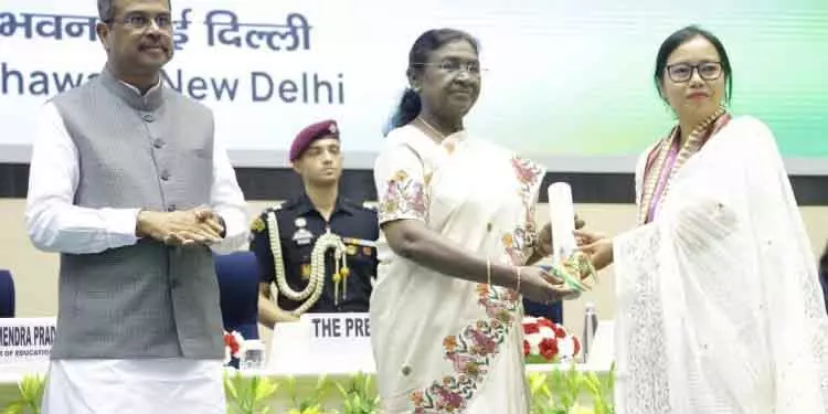 राष्ट्रपति मुर्मू ने 45 शिक्षकों को राष्ट्रीय शिक्षक पुरस्कार से सम्मानित किया राष्ट्रपति मुर्मू ने 45 शिक्षकों को राष्ट्रीय शिक्षक पुरस्कार से सम्मानित किया